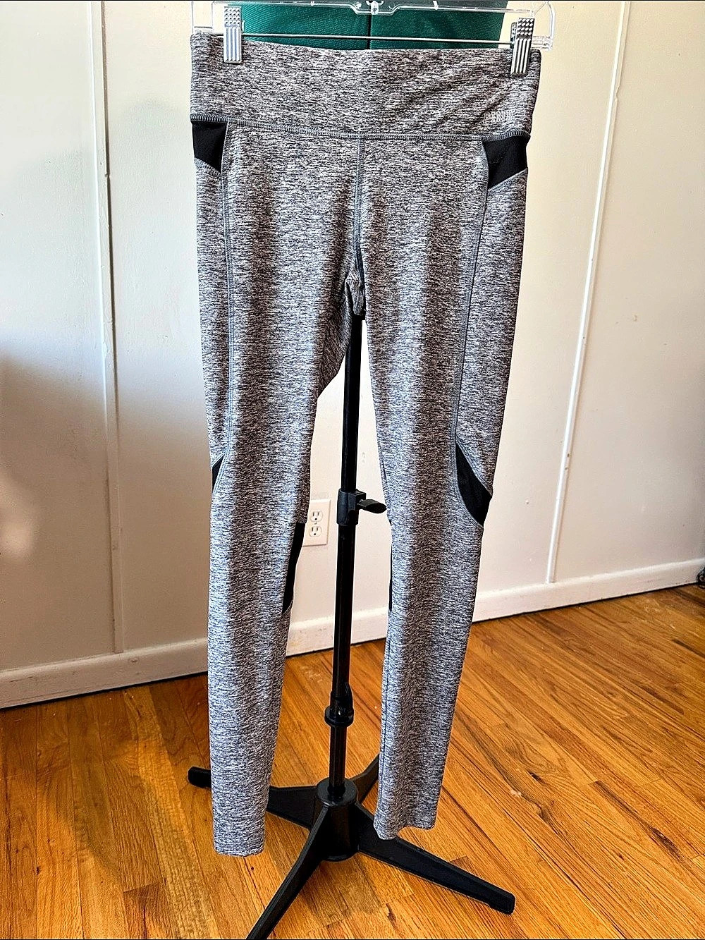 PINK Ultimate Yoga Leggings in Gray & Black Size Small Like New